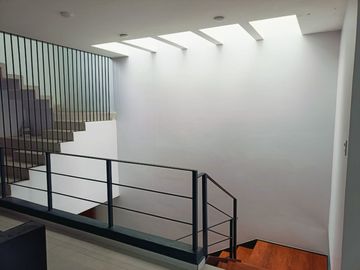 Casa Estilo Industrial 3 rec, 3 pisos, 2 carros, Valle Dorado