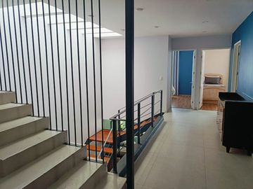 Casa Estilo Industrial 3 rec, 3 pisos, 2 carros, Valle Dorado