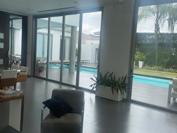 C335 - Venta Casa Mansión en Ribera del Batán Samborondón