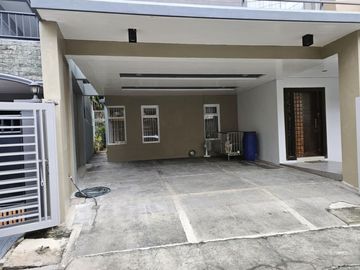 House and lot for sale in Greenwoods