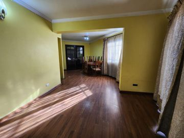 Casa Esquina En Recoleta - Iluminación Y Espacios Amplios.