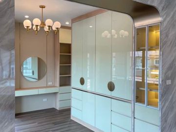Newly Built House for Sale in a Prestigious Development on San Kamphaeng New Road. Luxuriously Designed with Built-In Furnishings.