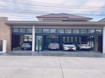 Newly Built House for Sale in a Prestigious Development on San Kamphaeng New Road. Luxuriously Designed with Built-In Furnishings.