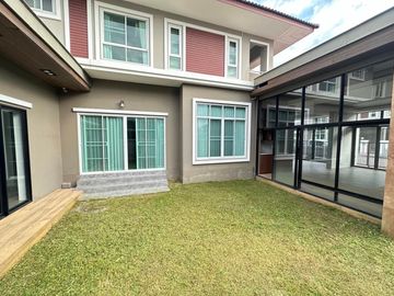Newly Built House for Sale in a Prestigious Development on San Kamphaeng New Road. Luxuriously Designed with Built-In Furnishings.