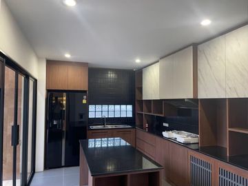 Newly Built House for Sale in a Prestigious Development on San Kamphaeng New Road. Luxuriously Designed with Built-In Furnishings.