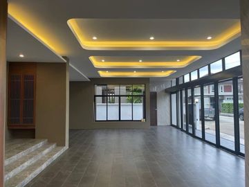 Newly Built House for Sale in a Prestigious Development on San Kamphaeng New Road. Luxuriously Designed with Built-In Furnishings.