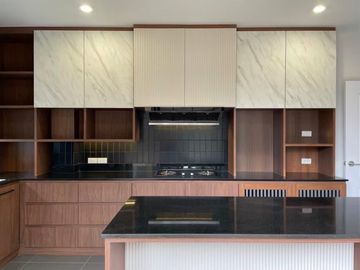 Newly Built House for Sale in a Prestigious Development on San Kamphaeng New Road. Luxuriously Designed with Built-In Furnishings.