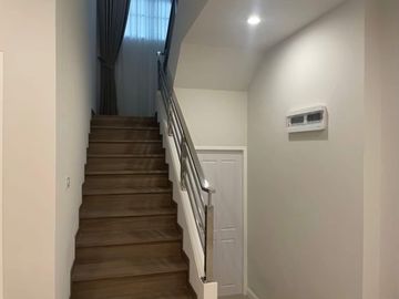 Newly Built House for Sale in a Prestigious Development on San Kamphaeng New Road. Luxuriously Designed with Built-In Furnishings.