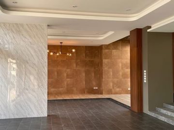Newly Built House for Sale in a Prestigious Development on San Kamphaeng New Road. Luxuriously Designed with Built-In Furnishings.