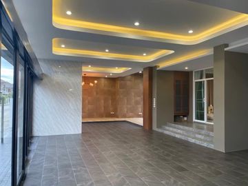 Newly Built House for Sale in a Prestigious Development on San Kamphaeng New Road. Luxuriously Designed with Built-In Furnishings.