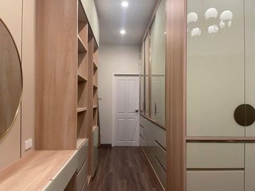 Newly Built House for Sale in a Prestigious Development on San Kamphaeng New Road. Luxuriously Designed with Built-In Furnishings.