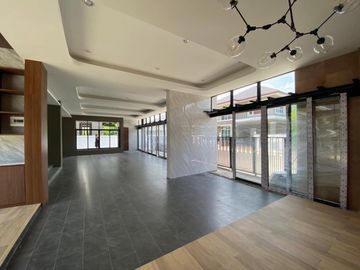 Newly Built House for Sale in a Prestigious Development on San Kamphaeng New Road. Luxuriously Designed with Built-In Furnishings.