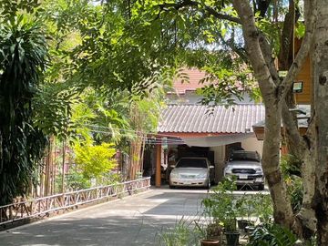 For Sale: Large Golden Teakwood House with 9 Bedrooms in the World Club Land Project, Convenient City Access, Close to International Schools