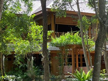 For Sale: Large Golden Teakwood House with 9 Bedrooms in the World Club Land Project, Convenient City Access, Close to International Schools