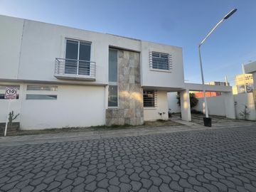 Casa en venta totalmente amueblada en Cuautlancingo Res. Monaco