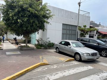 VENDO / ALQUILO UBICADISIMO LOCAL EN SAN ISIDRO