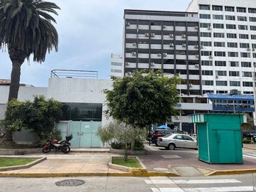 VENDO / ALQUILO UBICADISIMO LOCAL EN SAN ISIDRO