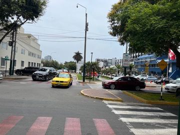 VENDO / ALQUILO UBICADISIMO LOCAL EN SAN ISIDRO