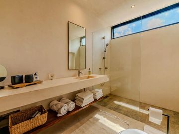 Villa de 3 Recámaras con Diseño Único en Tulum, al lado del hotel Holistika: Ubicación, Tranquilidad y Elegancia Moderna