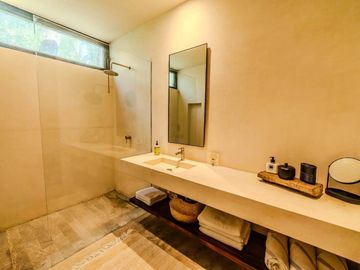 Villa de 3 Recámaras con Diseño Único en Tulum, al lado del hotel Holistika: Ubicación, Tranquilidad y Elegancia Moderna