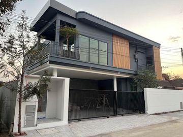 Luxury Modern-Style Pool Villa for Sale! Prime location with easy access, conveniently situated near international schools