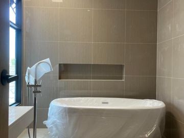 Luxury Modern-Style Pool Villa for Sale! Prime location with easy access, conveniently situated near international schools