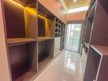 For sale: Luxury modern-style pool villa. The layout is perfectly optimized for space usage. Located near several international schools