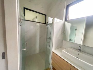 For sale: Luxury modern-style pool villa. The layout is perfectly optimized for space usage. Located near several international schools
