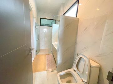For sale: Luxury modern-style pool villa. The layout is perfectly optimized for space usage. Located near several international schools