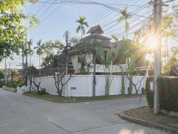 House for sale: Modern Luxury Pool Villa. Fully furnished, ready to move in, San Phak Wan zone, no flooding.