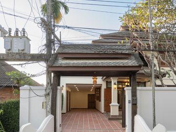 House for sale: Modern Luxury Pool Villa. Fully furnished, ready to move in, San Phak Wan zone, no flooding.
