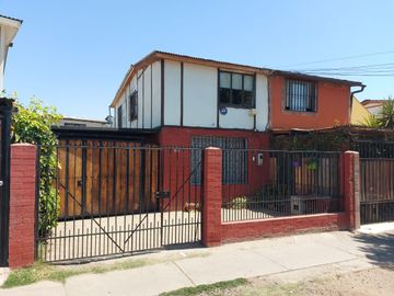 Casa en Avda Opción Comercial y habitacional, en terreno de 109 Mts. en Avda. San Martin con Avda. Manuel Antonio Matta, cercana a estación de metro