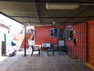 Casa en Avda Opción Comercial y habitacional, en terreno de 109 Mts. en Avda. San Martin con Avda. Manuel Antonio Matta, cercana a estación de metro