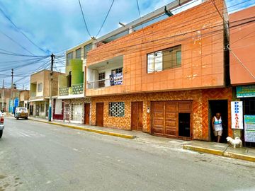 Casa de 2 pisos en centro de Pisco – 270 m² de terreno + 3 departamentos + cochera + 100 m2 libres!!!
