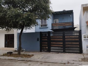 VENTA CASA MITRAS PONIENTE CON ALBERCA