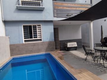 VENTA CASA MITRAS PONIENTE CON ALBERCA