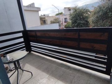VENTA CASA MITRAS PONIENTE CON ALBERCA