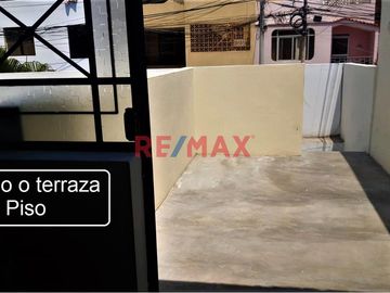Casa De 2 Pisos 5 Habitaciones + Cuarto De Servicio + Cocherra Con 2 Ingresos Urb. Altamar La Perla Alta