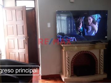 Casa De 2 Pisos 5 Habitaciones + Cuarto De Servicio + Cocherra Con 2 Ingresos Urb. Altamar La Perla Alta