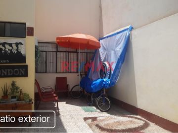 Casa De 2 Pisos 5 Habitaciones + Cuarto De Servicio + Cocherra Con 2 Ingresos Urb. Altamar La Perla Alta