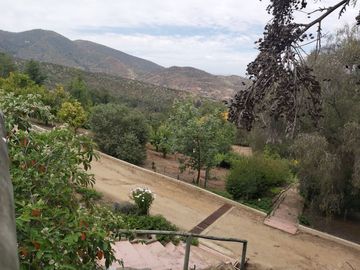 HERMOSA PARCELA VERDE Y COLORIDA CON POZO Y CONSTRUCCIONES