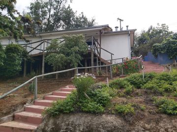HERMOSA PARCELA VERDE Y COLORIDA CON POZO Y CONSTRUCCIONES