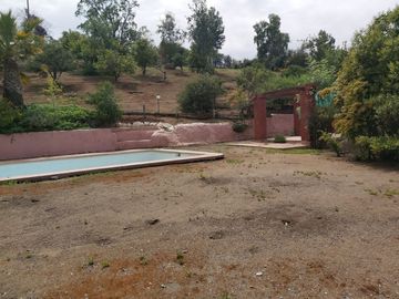 HERMOSA PARCELA VERDE Y COLORIDA CON POZO Y CONSTRUCCIONES