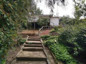 HERMOSA PARCELA VERDE Y COLORIDA CON POZO Y CONSTRUCCIONES