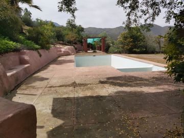 HERMOSA PARCELA VERDE Y COLORIDA CON POZO Y CONSTRUCCIONES