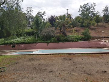 HERMOSA PARCELA VERDE Y COLORIDA CON POZO Y CONSTRUCCIONES