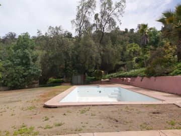 HERMOSA PARCELA VERDE Y COLORIDA CON POZO Y CONSTRUCCIONES
