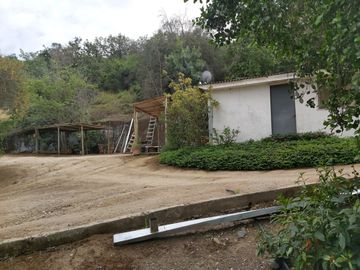 HERMOSA PARCELA VERDE Y COLORIDA CON POZO Y CONSTRUCCIONES