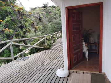 HERMOSA PARCELA VERDE Y COLORIDA CON POZO Y CONSTRUCCIONES