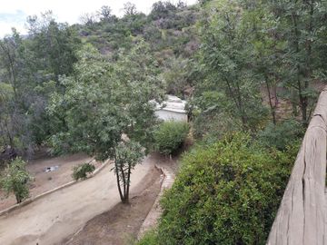HERMOSA PARCELA VERDE Y COLORIDA CON POZO Y CONSTRUCCIONES